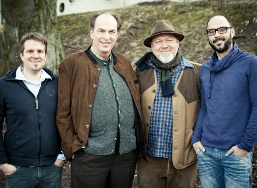 Hauptdarsteller Kluftinger alias Herbert Knaup, 2.v.li.; Regisseur Rainer Kaufmann, 2.v.re. und die Autoren der Kluftingerkrimireihe Michael Kobr, li. & Volker Kl&uuml;pfel, re. Bild: Sender / Hagen Keller