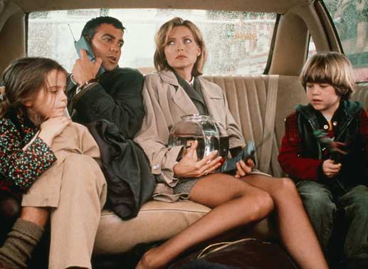Melanie (Michelle Pfeiffer) und Jack (George Clooney) wissen nicht, wie sie an diesem Tag Karriere und Kinder (Mae Whitman und Alex D. Linz) unter einen Hut bringen sollen. Die Lösung heißt: Babysitting im Schichtwechsel. Bild: Sender / Universal Studios