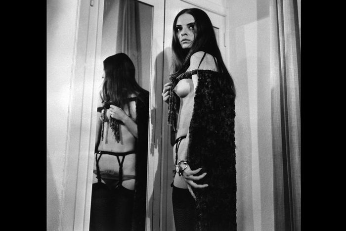 Die geheimnisvolle Gr&auml;fin im lasziven Outfit (Soledad Miranda) ist die Erbin von Graf Dracula. Bild: Sender / ARD / CCC Filmkunst