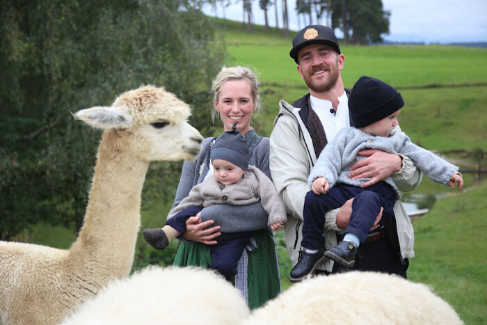 Lust aufs Land - Bayerische Hofgeschichten: Neben Milchvieh und Pferden leben auf dem Funkenhof von Simon und Pia St&ouml;ckle im Allg&auml;u auch Alpakas. Bild: Sender / BR / isarflimmern fernsehproduktion GmbH & Cutflow GmbH