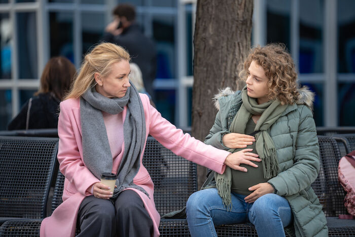 Mein Kind: Judith (Lisa Maria Potthoff) ist Oksana (Alina Danko) unendlich dankbar, dass sie ihr Kind austr&auml;gt. Bild: Sender /  ZDF / Alexander Fischerkoesen