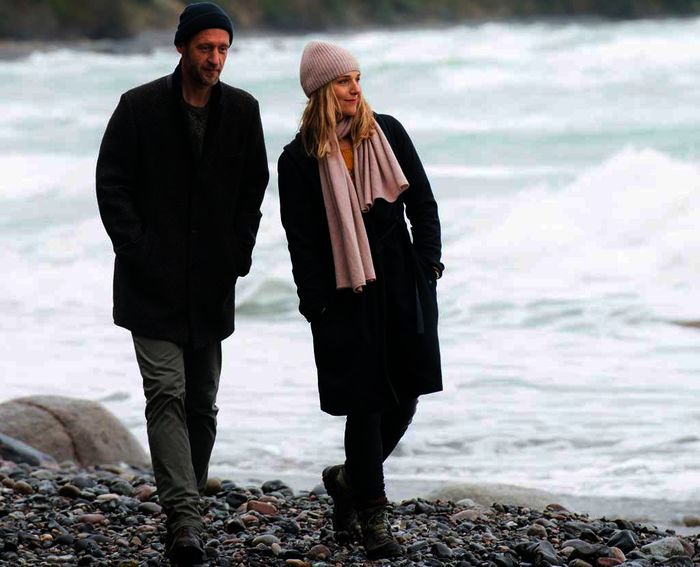 Eine neue &Auml;rztin auf R&uuml;gen: Nora Kaminski (Tanja Wedhorn) heuert bei ihrem Studienfreund Dr. Richard Freese (Stephan Kampwirth) an. Bild: Sender / ARD Degeto / Christine Schr&ouml;der