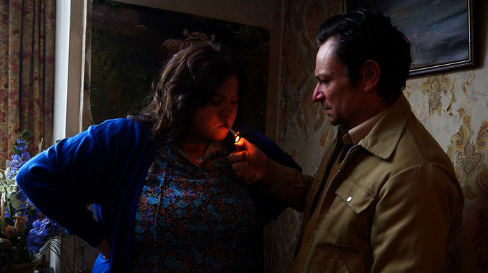 Ray & Liz: Liz (Ella Smith) und Ray (Justin Salinger) haben so viel mit sich selbst zu tun, dass kaum mehr Aufmerksamkeit f&uuml;r die S&ouml;hne bleibt. Bild: Sender / WDR / Rapid Eye Movies