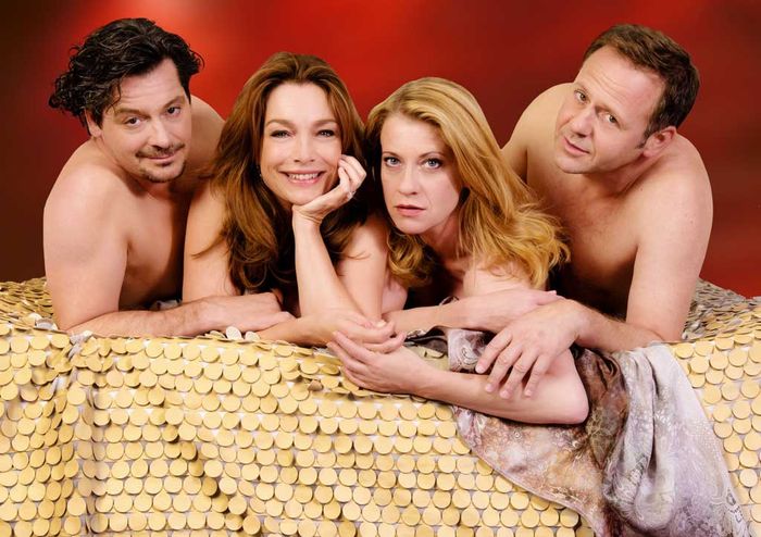 Marc (Fritz Karl), Julia (Aglaia Szyszkowitz), Paul (Samuel Finzi) und Vanessa (Caroline Peters) &ouml;ffnen die B&uuml;chse der Pandora. Bild: Sender / Stefan Erhard
