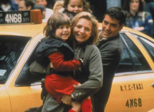 Zu viert läuft es einfach besser. Von links: Sammy (Alex D. Linz), Maggie (Mae Whitman), Mutter Melanie (Michelle Pfeiffer) und Vater Jack (George Clooney). Bild: Sender / Universal Pictures