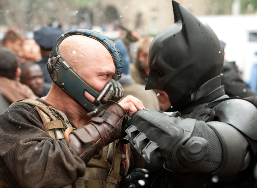Der Terrorist Bane (Tom Hardy, l.) und der "Dunkle Ritter" Batman (Christian Bale) kämpfen Mann gegen Mann ... Bild: Sender