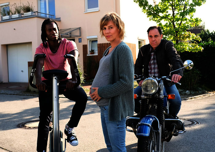 Völlig unerwartet schwanger: Während Annies (Bernadette Heerwagen) Mann Ralf (Thomas Loibl) aus allen Wolken fällt, beschließt One-Night-Stand Raimund (Eugene Boateng) der werdenden Mutter zur Seite zu stehen. Bild: Sender / ZDF / Jaqueline Krause-Burberg.