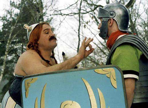 Ein Fingerschnippen reicht Obelix (G&eacute;rard Depardieu), um einen r&ouml;mischen Soldaten aus dem Weg zu r&auml;umen. Bild: Sender
