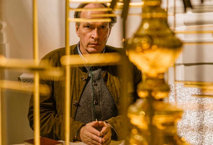 Kluftinger (Herbert Knaup) erreicht schwei&szlig;gebadet die Kapelle und geht zum Beichtstuhl.
Bild: Sender / ARD Degeto / BR / Hendrik Heiden