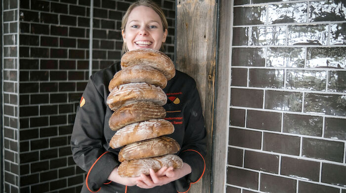 Brot & Stulle: Jessika Remmers: Die 24-jährige Bäcker-und Konditormeisterin übernimmt derzeit den Betrieb ihrer Eltern. Bild: Sender / NDR / Dörte Haupt