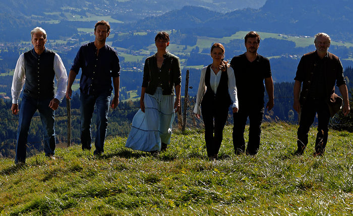 Die Aussöhnung der Patriarchen Lorenz Huber (Max Herbrechter) und Sebastian Leitner (Walter Sittler), der folgenschwere Ausrutscher im Heu von Marie Huber (Catherine Bode) und Georg Leitner (Thomas Unger) und die Gefühle zwischen Marie Huber (Catherine Bode) und ihrer Jugendliebe Florian Leitner (Matthi Faust) verändern die Beziehung zwischen den Bergbauer-Familien. Bild: Sender / ARD Degeto / Tom Trambow.