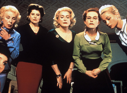 8 Frauen unter Verdacht (von links): Suzon (Virginie Ledoyen), Mamy (Danielle Darrieux), Pierrette (Fanny Ardant), Gaby (Catherine Deneuve), Augustine (Isabelle Huppert), Louise (Emmanuelle B&eacute;art) und Catherine (Ludivine Sagnier). Bild: Sender