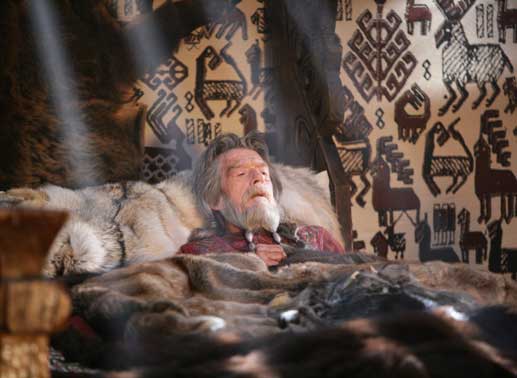 Nach dem Tod seines Sohnes ernennt der sterbende K&ouml;nig Rothgar (John Hurt) Kainan zu seinem Nachfolger. Doch dieser hat nach wie vor den Traum, auf seinen Heimatplaneten heimkehren zu k&ouml;nnen ... Bild: Sender/Telepool