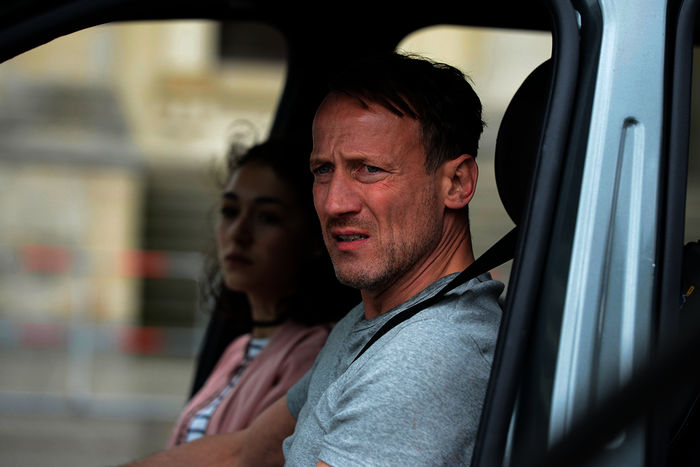 Josefine (Emily Kusche) h&auml;lt zu ihrem Vater Karl (Wotan Wilke M&ouml;hring) und springt auf den Vordersitz des Autos. Auch dort befindet sich eine Bombe. Bild: Sender / ZDF / Iris Janke.
