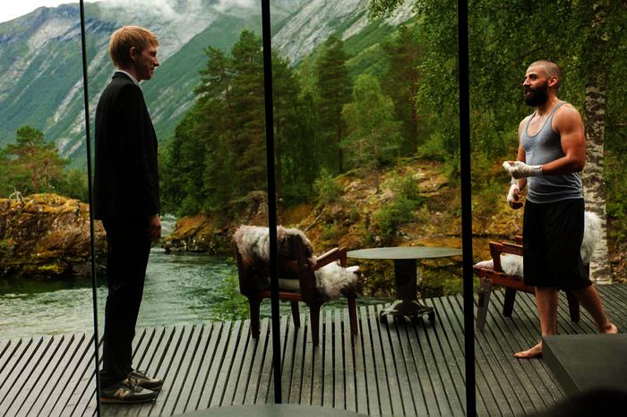 In der Abgeschiedenheit Alaskas nehmen der junge Programmierer Caleb (Domhnall Gleeson) und Erfinderhirn Nathan (Oscar Isaac) an einem streng geheimen Projekt teil. Bild: Sender