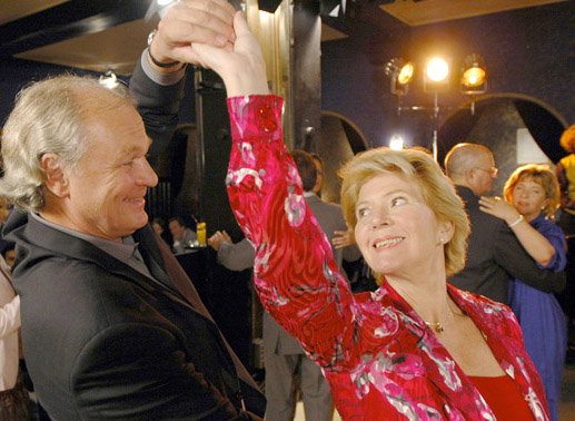 Christiane H&ouml;rbiger wagt ein T&auml;nzchen mit Michael K&ouml;nig. Bild Sender
