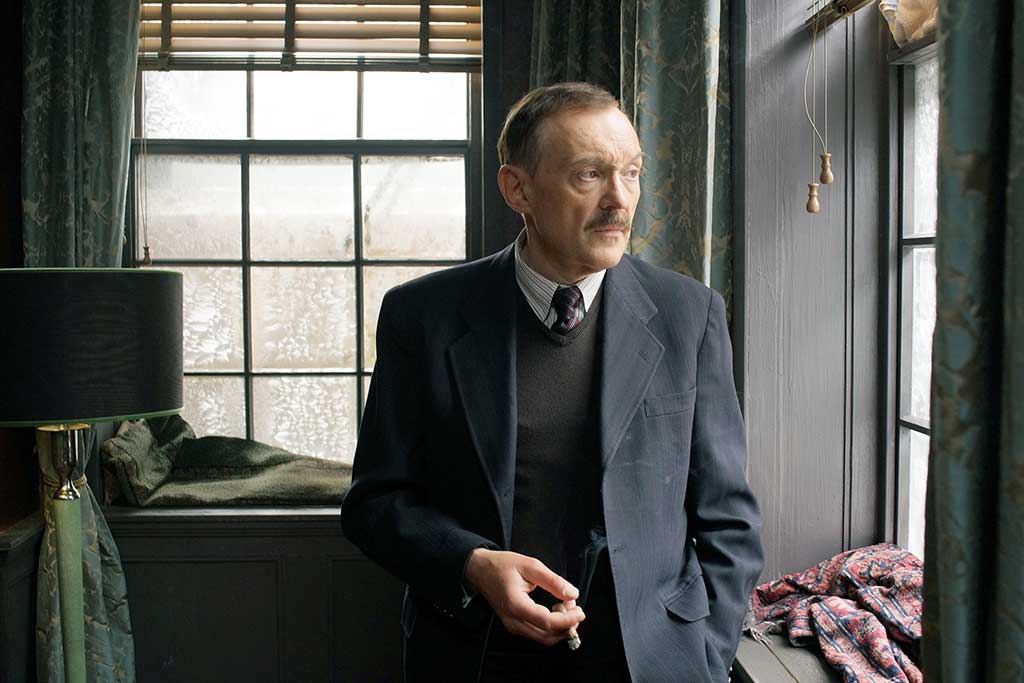 Stefan Zweig (Josef Hader) hadert in New York damit, zu den wenigen Auserw&auml;hlten zu geh&ouml;ren, w&auml;hrend das Schicksal vieler seiner Verwandten und Freunde in Europa weiterhin ungewiss bleibt. Bild: Sender / BR / X Verleih