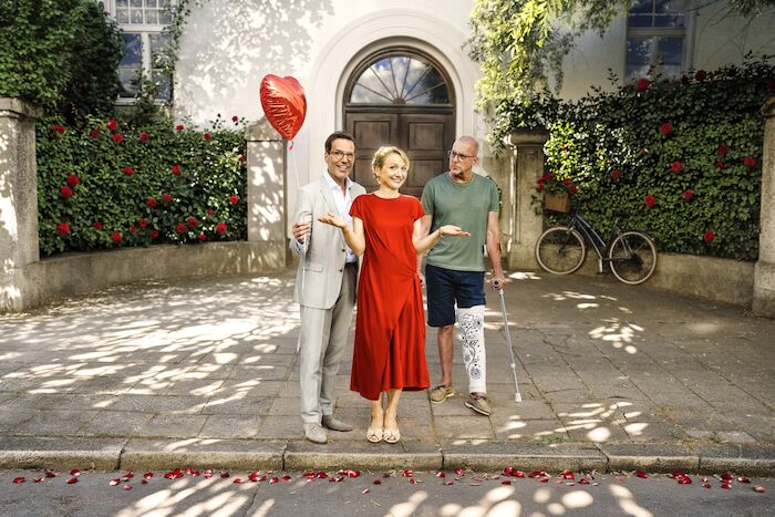 Blo&szlig; nicht Liebe: So unterschiedlich sie auch sind: Benno Martius (Tim Bergmann) und Dr. Justus F&ouml;rster (Heino Ferch) bringen Viola Bergers (Christina Gro&szlig;e) Gef&uuml;hle geh&ouml;rig in Aufruhr. Bild: Sender / ZDF und Hendrik Heiden. 