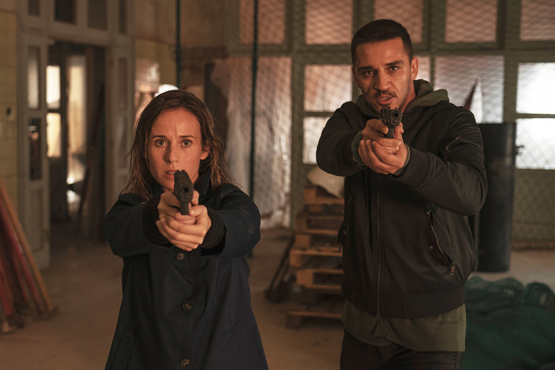 Amaia Salazar (Marta Etura) und ihr Kollege Jonan Etxaide (Carlos Librado 'Nene') jagen einen Verd&auml;chtigen in einem Fall, bei dem es um m&ouml;rderische Rituale, Geisterbeschw&ouml;rungen und Hexenpraktiken geht. Bild: Sender