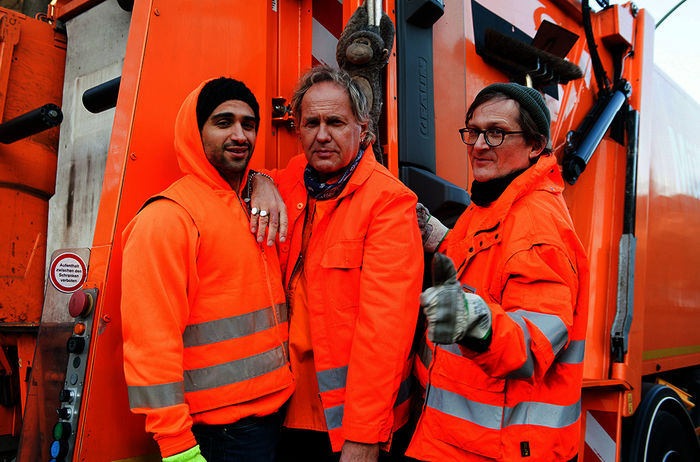Die Drei von der Müllabfuhr: „Käpt’n“ Werner (Uwe Ochsenknecht), Tarik (Daniel Rodic) und Ralle (Jörn Hentschel). Bild: Sender / ARD Degeto / Britta Krehl