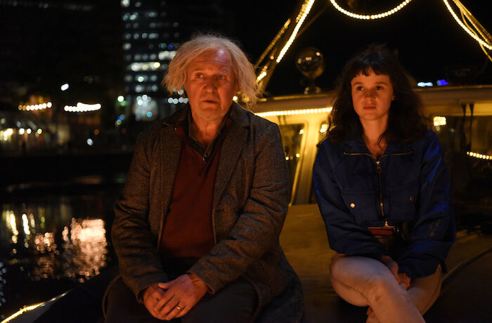 Engel mit beschränkter Haftung: Die Schutzengel Oskar (Harald Krassnitzer) und Mira (Maresi Riegner) besprechen auf einer nächtlichen Fahrt am Donaukanal ihren neuen Fall. Bild: Sender / BR / Cult Film GmbH / ORF / Hubert Mican,