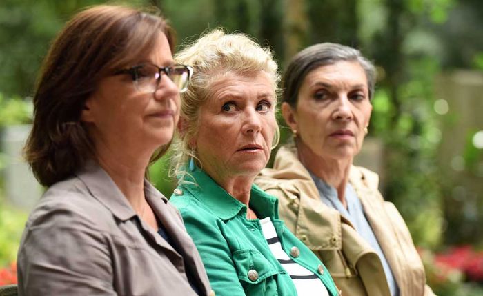 Sie ist das &bdquo;Schwarze Schaf&ldquo; der Steiningers: Fanny (Jutta Speidel) mit ihren Schwestern Ute (Isolde Barth) und Karin (Lena Stolze). Bild: Sender / Barbara Bauriedl
