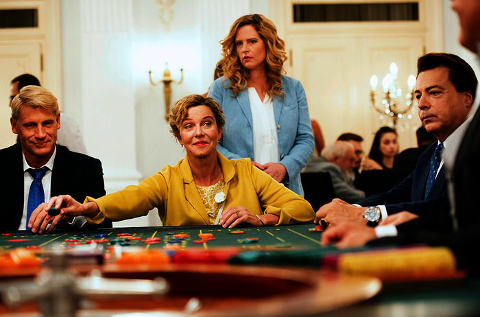 Heidi (Margarita Broich) am Spieltisch: Toni (Diana Amft) weiß nicht, wie sie ihre Mutter stoppen kann. Bild: Sender / ARD Degeto / Martin Rottenkolber