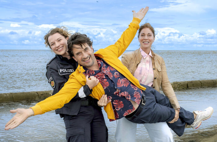 Mord oder Watt: Antonia Bill (Rolle Wiebke T&ouml;nnessen), Oliver Mommsen (Rolle Tim Seebach), Ulrike C. Tscharre (Rolle Hannah L&uuml;bker). Bild: Sender / ARD Degeto / Boris Laewen