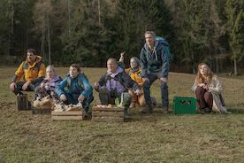 Nix ist fix: Wer hat in meinem Bettchen geschlafen? Entsetzt stellen die Freunde fest, dass Julianes Chalet von Fremden bewohnt wird. Von links: Harry (Marcel Mohab), Paula (Friederike Kempter), Juliane (Julia Koschitz), Pascal (Maximilian Br&uuml;ckner), Sanne (Katrin Wichmann), Edwin (Felix Hellmann) und Ines (Brigitte Hobmeier). Bild: Sender / ZDF / STEFANIE LEO