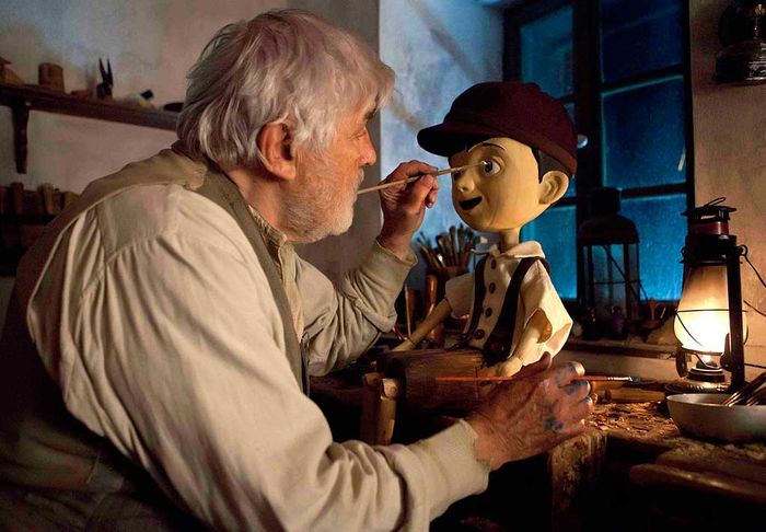 Spielzeugmacher Geppetto (Mario Adorf) schnitzt eine kleine Holzpuppe &ndash; und tauft sie Pinocchio.Bild: Sender / G&ouml;kce Pehlivanoglu