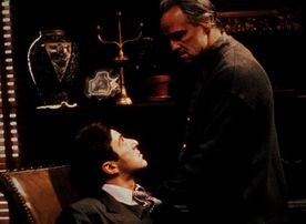 Don Vito Corleone (Marlon Brando, re.) mit seinem j&uuml;ngsten Sohn Michael (Al Pacino, li.). Bild: Sender/Paramount