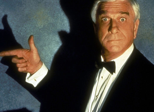 Um Hapsburg das Handwerk legen zu k&ouml;nnen, muss sich Frank Drebin (Leslie Nielsen) in die H&ouml;hle des L&ouml;wen wagen ... Bild: Sender / UIP
