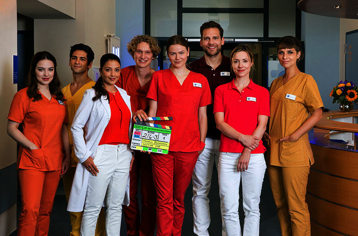 Die 20-jährige Jasmin Hatem (Leslie-Vanessa Lill), der 22-jährige Kiran Petrescu (Daniel Rodic), Oberschwester Arzu Ritter (Arzu Bazman), der 21-jährige Fiete Petersen (Adrian Gössel), die 21-jährige Louisa Neukamm (Llewellyn Reichman), Pfleger Darius Korschin (Moritz Otto), Oberschwester Alexandra Lundqvist (Friederike Linke) und die 25-jährige Ramona ‚Mo‘ Unruh (Jaëla Carlina Probst). Bild: Sender / ARD / Daniela Incoronato