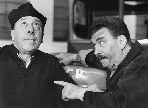 So sehr Don Camillo (Fernandel, li.) an das Gute im Menschen glaubt: Bei den Ansichten des Genossen Peppone (Gino Cervi) k&ouml;nnte er zum Himmel schreien ... Bild: Sender