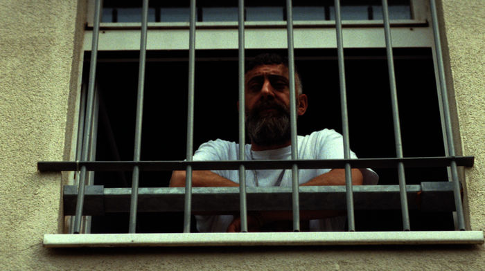 Asbest: Der Kurde (Kida Khodr Ramadan) beobachtet das Fussballspiel. Bild: Sender / ARD Degeto / Pantaleon Films GmbH / Simon Dat Vu (Repro)