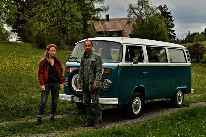 Die Toten vom Bodensee: Micha Oberländer (Matthias Koeberlin) unterhält sich mit Luisa Hoffmann (Alina Fritsch). Bild: Sender / ZDF / Patrick Pfeiffer
