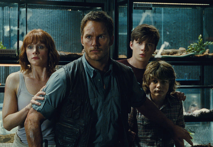 Chris Pratt, Bryce Dallas Howard, Nick Robinson und Ty Simpkins in „Jurassic World“. Bild. Sender/ Universal Pictures und Amblin