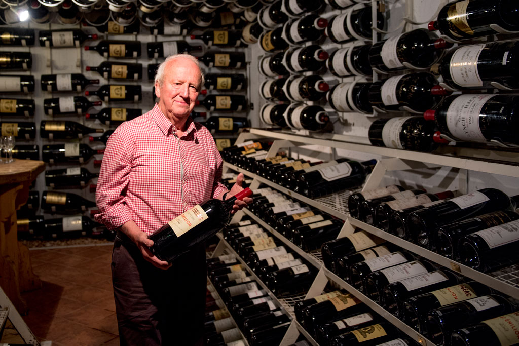 Adi Werner, der Parade-Hotelier aus St. Christoph am Arlberg, ist eines der Aush&auml;ngeschilder und zugleich Urgesteine des Tourismus &Ouml;sterreichs. Bekannt und ber&uuml;hmt ist auch sein Aufsehen erregender Bordeaux-Weinkeller, welcher mehrfach national und international ausgezeichnet wurde. Bild: Sender / ServusTV / Oliver Lerch