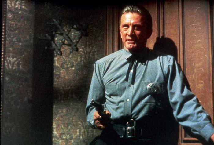 Sheriff Matt Morgan (Kirk Douglas) l&auml;sst sich bei der Aus&uuml;bung seiner Pflicht, eine M&ouml;rder zu verhaften, nicht aufhalten. Bild: Sender / Mal Bulloch