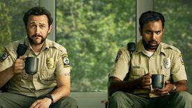 Greedy People - Gelegenheit macht gierig: Die neuen Polizeikollegen Terry (Joseph Gordon-Levitt) und Will (Himesh Patel) vertuschen aufgrund eines Geldfunds einen versehentlichen Mord des Neulings Will und treten dadurch ein gewaltreiches Chaos in ihrem St&auml;dtchen los. Bild: Sender / ZDF / Fred Norris, Dana Hawley
