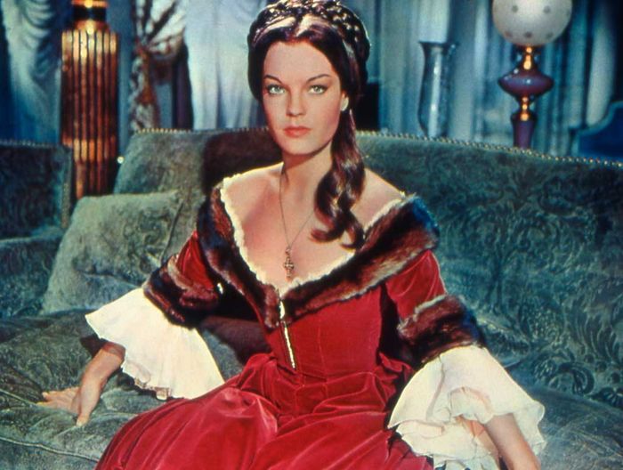 Schon im Mädchenpensionat schwärmt Katja (Romy Schneider), eine Prinzessin aus dem verarmten Adelsgeschlecht der Dolgorukis, für Zar Alexander II. Bild: Sender/Atlasfilm