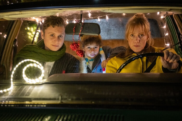 Nelly und das Weihnachtswunder: Sonny (Rafael Gareisen), Nick (Joah Lion Goetze) und Nelly (Anna Schudt) finden in der Weihnachtsnacht auf wundersame Weise zueinander und gehen als Schicksalsgemeinschaft gemeinsam durch die Nacht. Bild: Sender /ZDF und Thomas Kost.