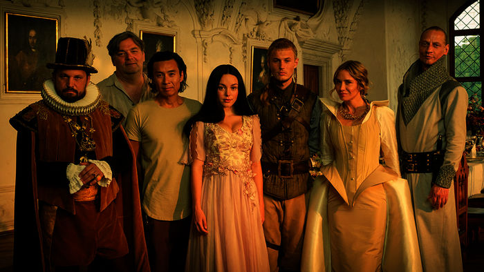 Graf Sebalt (Sascha Alexander Geršak), Jens Christian Susa, Ngo The Chau, Schneewittchen (Tijan Marei), Prinz Kilian (Ludwig Simon), Königin (Nadeshda Brennicke), Gilig (Victor Schefé). Bild: Sender / ZDF / Conny Klein.