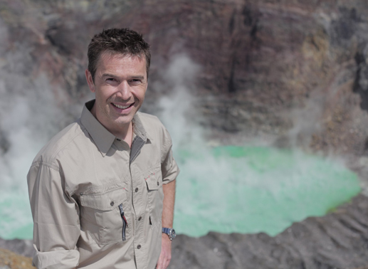 Dirk Steffens erkundet einen der aktivsten Vulkane in Japan, den Mount Aso. Aus dessen gr&uuml;nem Vulkansee steigen immer wieder gef&auml;hrliche Gase auf. Bild: ZDF