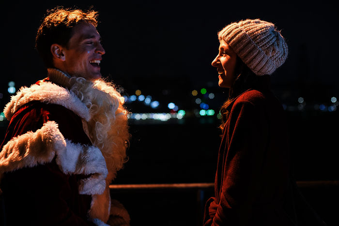 Nach ihrer Geburtstagsfeier genie&szlig;t Jule (Natalia Belitski) den Ausblick auf den n&auml;chtlichen Lichterglanz &uuml;ber Hamburg. Dabei trifft sie &uuml;berraschend noch einmal auf Max (August Wittgenstein). Bild: Sender /  Sandra Hoever