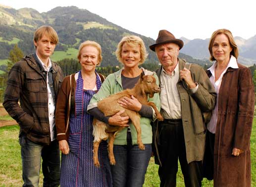 Maren (Uschi Glas, Mitte) k&uuml;mmert sich gemeinsam mit ihrem Vater Maximilian (Horst Sachtleben, 2.v.re.) und Haush&auml;lterin Theres (Enzi Fuchs) um kranke Tiere. Maren freut sich &uuml;ber den Besuch ihres Sohnes Michael (Axel Schreiber) und lernt mit Maxi (Sabine Bach) &uuml;berraschend ihre Halbschwester kennen. Bild: Sender