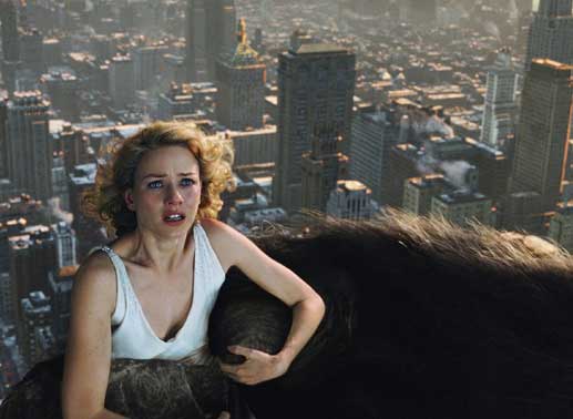 Mit Ann (Naomi Watts) im Arm fl&uuml;chtet Kong vor der Armee. Doch schon bald werden sie von der Air Force unter Beschuss genommen. Bild: Sender / Universal Pictures
