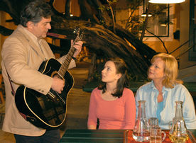 Erwin Steinhauer, Philippa Galli und Marianne Mendt bei den Dreharbeiten. Bild: Sender