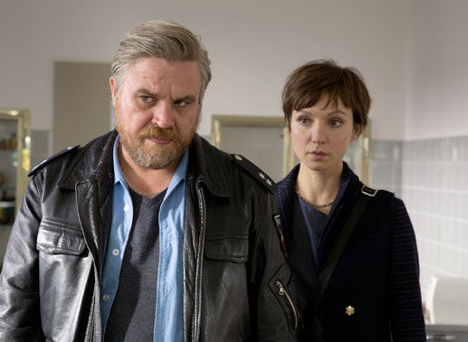 Frank Koops (Aljoscha Stadelmann) und die LKA-Beamtin Miriam Nohe (Julia Koschitz) sind in der Pathologie, um sich die Leiche der erschossenenen Fremdenf&uuml;hrerin Vanessa anzusehen. Bild: Sender / Volker Roloff