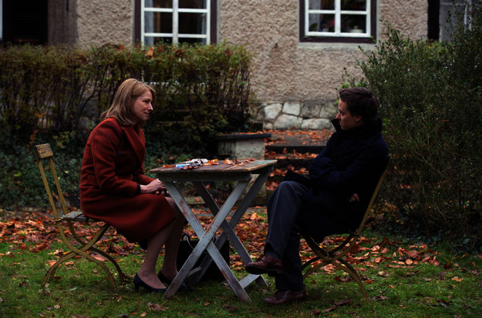 Lara: Im Haus ihrer Mutter trifft Lara (Corinna Harfouch) schlie&szlig;lich doch auf Viktor (Tom Schilling). Diesen interessiert vor allem, was sie von seinem neuen St&uuml;ck h&auml;lt. Bild: Sender /  Studiocanal / Frederic Batier